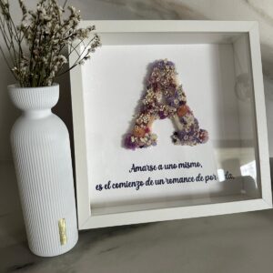 CUADRO DE FLORES PRESERVADAS CON INICIAL PERSONALIZADOS