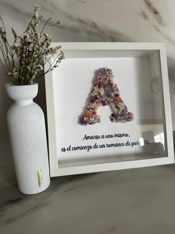 CUADRO DE FLORES PRESERVADAS CON INICIAL PERSONALIZADOS