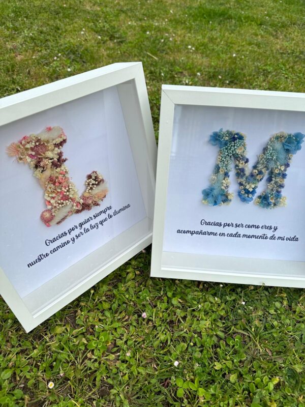 CUADRO DE FLORES PRESERVADAS CON INICIAL PERSONALIZADOS - Imagen 2