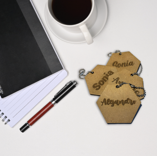 LLAVERO MADERA HEXAGONAL PERSONALIZADO