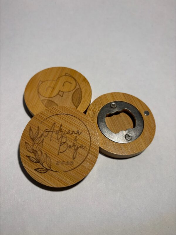 ABRIDOR DE MADERA PERSONALIZADO CON IMÁN - Imagen 2