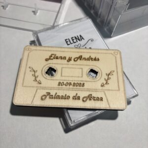 INVITACION DE BODA EN MADERA DISEÑO CASSETTE PERSONALIZADO
