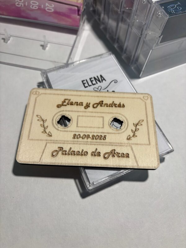 INVITACION DE BODA EN MADERA DISEÑO CASSETTE PERSONALIZADO